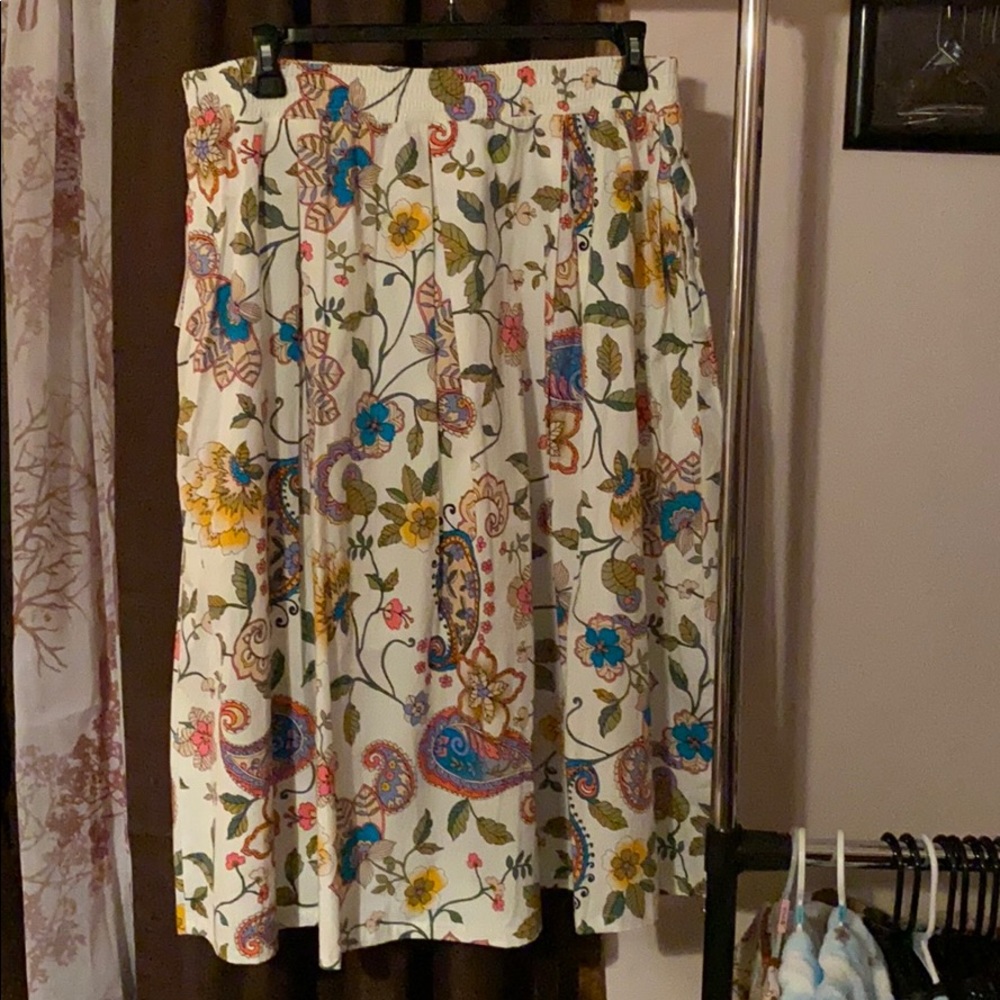 NWT Plus Sized Floral & Paisley Skirt